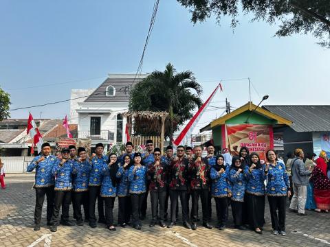 KEBERSAMAAN Jajaran Bawaslu Kota Malang berfoto bersama usai mengikuti rangkaian peringatan HUT ke-81 Kemerdekaan Republik Indonesia bersama warga RW 05 Kelurahan Sawojajar.