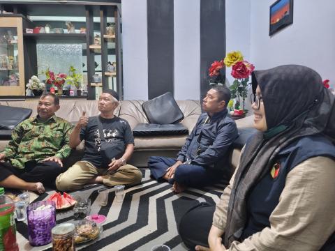 SOSIALISASI Divisi Pencegahan Bawaslu Kota Malang berdialog bersama Ketua RW 3 dan para Ketua RT di wilayah RW 3 Kelurahan Kebonsari, Sabtu (19/9/2026), untuk menyosialisasikan rencana pelaksanaan Uji Petik PDPB sekaligus memperkuat koordinasi pengawasan data pemilih di tingkat lingkungan.