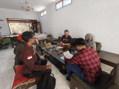 VERIFIKASI Bawaslu Kota Malang bersama KPU Kota Malang melakukan penelitian dan pencocokan data secara langsung dengan warga dalam pelaksanaan Pencocokan dan Penelitian Terbatas (Coktas) di wilayah Kota Malang.