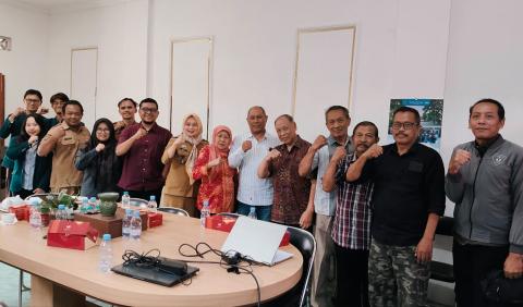 KOLABORASI Bawaslu Kota Malang bersama jajaran Kelurahan Kebonsari dan unsur kewilayahan memperkuat sinergi dalam mendukung pengawasan Pemutakhiran Data Pemilih Berkelanjutan (PDPB) melalui pelaksanaan uji petik di wilayah Kelurahan Kebonsari, Selasa (1/9/2026).