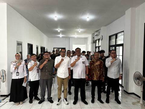 KOLABORASI Peserta dan narasumber berfoto bersama dalam kegiatan Literasi Politik Bakesbangpol Kota Malang bertema “Generasi Cerdas, Pengawasan Tuntas, Demokrasi Berkualitas” di Kantor Bawaslu Kota Malang, Rabu (14/10/2026). Kegiatan ini menjadi bagian dari upaya meningkatkan literasi politik generasi muda dan mendorong pengawasan partisipatif demi terwujudnya demokrasi yang berkualitas.
