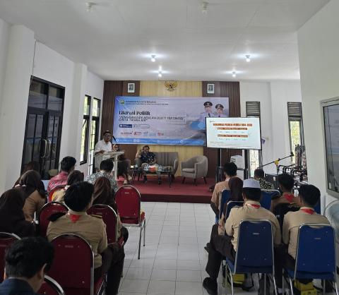 EDUKASI Suasana kegiatan Literasi Politik Bakesbangpol Kota Malang bertema “Pengawasan Adalah Bukti Tertinggi Cinta Tanah Air” di Kantor Bawaslu Kota Malang, Kamis (15/10/2026). Kegiatan ini membahas pentingnya pengawasan partisipatif dan keterlibatan masyarakat dalam menjaga integritas pemilu.