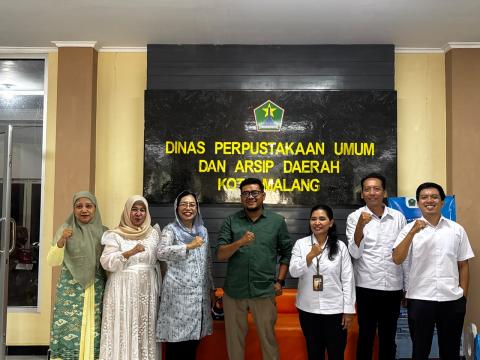 KOLABORASI Jajaran Bawaslu Kota Malang bersama Perpustakaan Kota Malang berfoto bersama usai pembahasan rencana kerja sama pengembangan Pojok Pengawasan guna memperluas akses informasi dan edukasi kepemiluan bagi masyarakat.