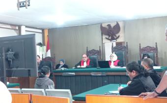 Terdakwa DN sedang mendengarkan penjelasan Hakim Ketua di Pengadilan Negeri Malang (01/02).