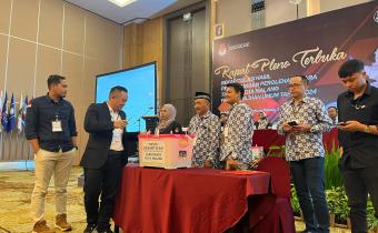 Ketua Bawaslu Kota Malang, M. Arifudin (kiri) mengawasi secara langsung proses pembukaan segel Kotak Rekapitulasi Hasil Penghitungan Perolehan Suara Tingkat Kota Malang Pemilu 2024.