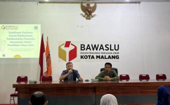 Budi Santoso (Kiri), Kepala Sekretariat dan M. Hanif Fahmi (Kanan) Koordiv. SDM-O Bawaslu Kota Malang dalam memberikan sosialisasi Rekruitmen Panwascam Existing.