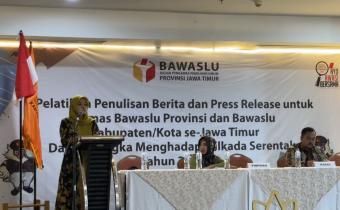 Koordiv. Humas Bawaslu Provinsi Jawa Timur, Dwi Endah memberikan sambutan dan evaluasi terkait kinerja kehumasan se-Jawa Timur.