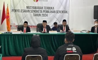 Hamdan Akbar Safara (tengah) selaku Ketua Majelis, memimpin Musyawarah Terbuka Penyelesaian Sengketa Pemilu Serentak 2024 didamping M. Hanif Fahmi (kiri) dan M. Hasbi Ash Shiddiqy (kanan) selaku Anggota Majelis.
