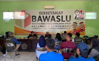 M. Hanif Fahmi, selaku Koordiv SDMO Bawaslu Kota Malang sedang memberikan arahan dan masukkan kepada Panwaslu Kecamatan Lowokwaru hari ini (16/07).