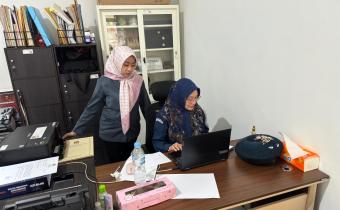 Ria Amelia (kiri), Staf Teknis Bawaslu Kota Malang sedang melakukan pengawasan melekat terkait perbaikan dokumen syarat dukungan paslon di Kantor KPU Kota Malang (30/07).