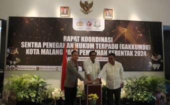 M. Arifudin (tengah) bersama perwakilan Kejaksaan Negeri Kota Malang dan Polresta Malang Kota melakukan sesi seremonial launching Gakkumdu.