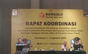 Eka Rahmawati, Anggota Bawaslu Provinsi Jatim memberikan arahan dalam Rapat Evaluasi Laporan Pemetaan Kerawanan Pemilihan 2024 hari ini (02/08).