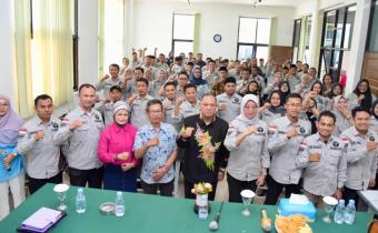 Totok Hariyono (tengah) bersama seluruh peserta Rapat Evaluasi di Kantor Bawaslu Batu hari ini (08/06).