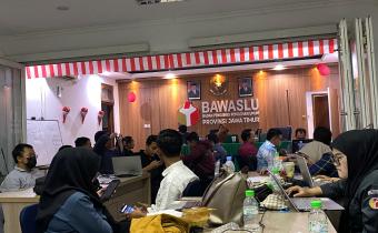 Dwi Endah P., Anggota Bawaslu Provinsi Jawa Timur memberikan arahan terkait pengisian instrumen monitoring dan evaluasi keterbukaan informasi.