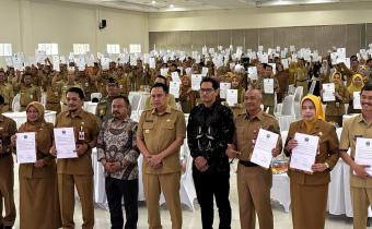 Ketua Bawaslu Kota Malang, M. Arifudin (batik hitam) bersama PJ. Walikota Malang dan Ketua KPU Kota Malang mendokumentasikan diri di depan ratusan ASN yang memegang Ikrar Netralitas.