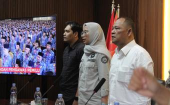 Totok Hariyono (kanan), Anggota Bawaslu RI bersama Dewita Hayu Shinta (tengah) Anggota Bawaslu Jatim dan M. Arifudin (kiri), Ketua Bawaslu Kota Malang dalam sesi pembukaan Rakoor Divisi Hukum Bawaslu se-Jatim hari ini (08/09).