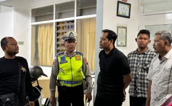 M. Arifudin (tengah) selaku Ketua didampingi Budi Santoso (Kiri), Kepala Sekretariat Bawaslu Kota Malang menyapa Tim Patroli Polresta Malang Kota malam ini (06/09).