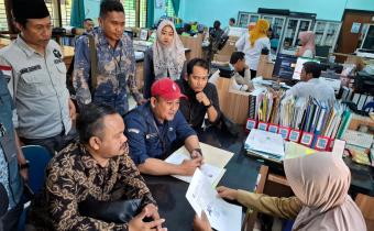 Iwan Sunaryo (Kemeja abu) bersama M. Arifudin (Kemeja hitam) selaku Pimpinan Bawaslu Kota Malang terjun langsung ke lapangan untuk melakukan Pengawasan Melekat kegiatan Vermin (Verifikasi Administrasi) Selasa (03/09) lalu.