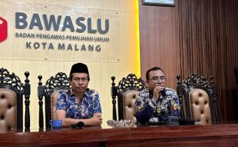 Iwan Sunaryo (kiri) Koordiv. Hukum dan Penyelesaian Sengketa, mendampingi Ahmad Siboy (kanan) Akademisi Hukum dalam forum diskusi pagi ini (10/10).