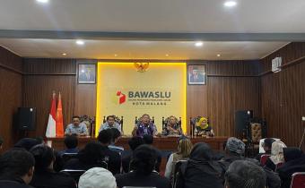 Dr. Herwyn J. H. Malonda, M.Pd., M.H. (tengah) selaku anggota Bawaslu RI Divisi Sumber Daya Manusia, Organisasi dan Diklat memberikan arahan kepada Panwascam dan PKD Se – Kota Malang.