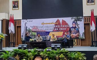 Hamdan Akbar Safara (kiri) selaku Anggota Bawaslu Kota Malang menjadi Narasumber dalam Sarasehan DPRD Jatim di Hotel Aria Gajayan kemarin (24/03).