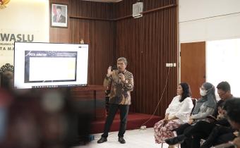 Budi Santoso, Kepala Sekretariat Bawaslu Kota Malang memimpin rapat pembahasan Pilot Project hari ini (26/08).