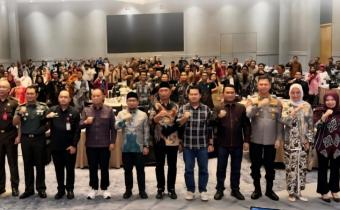 Totok Hariyono (tengah) bersama seluruh peserta Kick Off hari ini (19/08).