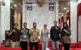 Jajaran Pimpinan dan Sekretariat Bawaslu Kota Malang berswafoto bersama Ketua DPRD Kota Malang seusai berdiskusi hari ini (08/09).