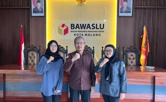 DOKUMENTASI : Staf Teknis Bawaslu RI (kiri) berfoto bersama Budi Santoso, Kepala Sekretariat Bawaslu Kota Malang (tengah), dan Okta Srinandha, Staf Teknis Divisi Data, Informasi, dan Penanganan Pelanggaran (kanan), usai supervisi di Kantor Bawaslu Kota Malang, Selasa (09/09).