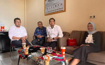 Jajaran Pimpinan Bawaslu Kota Malang, M. Hasbi, Budi Santoso dan M. Arifudin menyambut dengan hangat Yuni Lestari selaku perwakilan Bakesbangpol.