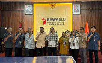 Jajaran Pimpinan dan Sekretariat Bawaslu Kota Malang berswafoto bersama KPU Kota Malang seusai berdiskusi hari ini (30/09).