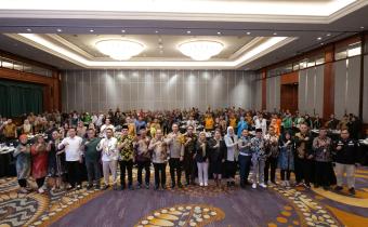 Sinergi : Foto bersama Bawaslu Provinsi Jawa Timur dengan seluruh peserta dan perwakilan Bawaslu Kabupaten/Kota pada penutupan rangkaian Penguatan Kelembagaan bersama Komisi II DPR RI di Surabaya, Kamis (20/11).