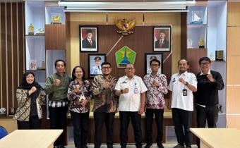 M. Hasbi (tengah berbatik), M. Wahyu Hidayat berswafoto bersama dengan seluruh jajaran yang hadir di Dispendukcapil hari ini (12/11).