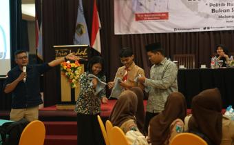 M. Hasbi (kiri) berinteraksi secara interaktif dengan peserta Literasi Politik 2025, hari ini (14/08).