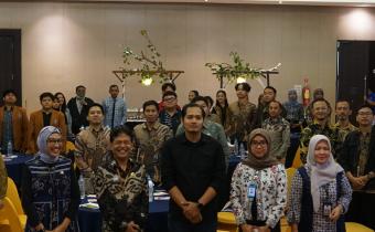 Ketua Bawaslu Kota Malang, M. Arifudin (tengah) berswafoto bersama seluruh peserta Literasi Politik 2025 hari ini (30/10).