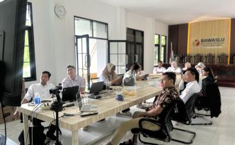 Peserta menyimak pemaparan Koordinator Divisi Hukum dan Penyelesaian Sengketa Bawaslu Kota Malang, Iwan Sunaryo, terkait studi kasus sengketa proses Pemilu 2024 antara PAN Kota Malang dan KPU Kota Malang.