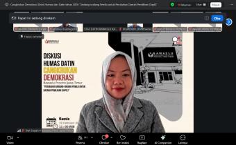 Anggota Bawaslu Jatim, Dwi Endah sedang memberikan sambutan dan arahan sebelum dimulainya diskusi "Cangkrukan Demokrasi" siang tadi (19/02).