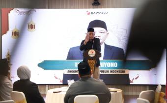 Pimpinan Bawaslu RI, Totok Hariyono saat memberikan sambutan dan arahan dalam Kick Off Ngabuburit Pengawasan kemarin (23/02).