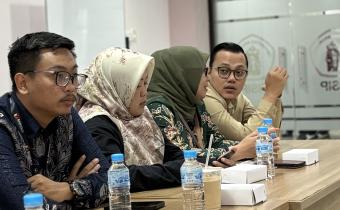 Hamdan Akbar Safara, Koordiv Penanganan Pelanggaran, Data, dan Informasi Bawaslu Kota Malang, bersama peserta diskusi serius menyimak pemaparan serta membahas proyeksi kondisi demokrasi Indonesia hingga 2029.