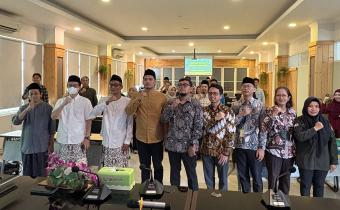 KEBERSAMAAN Jajaran Bawaslu Kota Malang dan sivitas akademika Universitas Islam Malang berfoto bersama usai audiensi dan penjajakan kerja sama dalam rangka sosialisasi program konsolidasi kelembagaan.