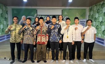 KEBERSAMAAN Ketua dan Staf Bawaslu Kota Malang beserta Wakil Kepala Kurikulum dan jajaran staf MAN 2 Kota Malang berfoto usai pelaksanaan forum audiensi membahas penguatan literasi dan pengawasan kepemiluan.