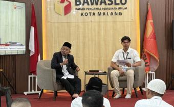 TAUSIYAH Ustadz Insan Muhtadwan menyampaikan tausyiah dalam kegiatan Ngabuburit Pengawasan Bawaslu Kota Malang, mengajak peserta merefleksikan pentingnya demokrasi yang berlandaskan akhlak, kejujuran, dan tanggung jawab.