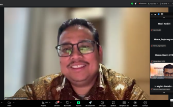 RESMI Ketua Bawaslu RI, Rahmat Bagja, menyampaikan sambutan sekaligus membuka peluncuran buku “Kebijakan Strategis dan Program Divisi Pencegahan dan Partisipasi Masyarakat” Bawaslu se-Jawa Timur yang digelar secara daring.