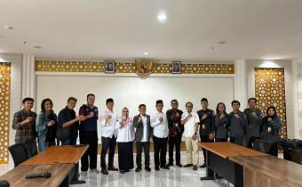 SINERGI Anggota Bawaslu Kota Malang, M. Hasbi Ash Shiddiqy dan staf, bersama Wakil Rektor IV UIN Maulana Malik Ibrahim Malang dan jajaran berfoto bersama usai audiensi penjajakan kerja sama penguatan konsolidasi demokrasi, Senin (2/3/2026), di Gedung Rektorat UIN Maulana Malik Ibrahim Malang.