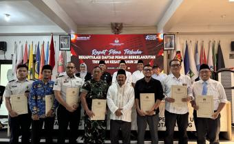 SINERGI Bawaslu Kota Malang bersama KPU Kota Malang dan stakeholder terkait berfoto bersama usai Rapat Pleno Terbuka Rekapitulasi Pemutakhiran Data Pemilih Berkelanjutan Triwulan I Tahun 2026, sebagai wujud komitmen bersama dalam menjaga akurasi dan kualitas data pemilih yang berintegritas.