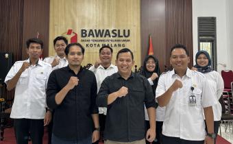 KOMITMEN Ketua Bawaslu Kota Malang, M. Arifudin, bersama perwakilan DPRD Kota Malang berfoto usai kunjungan kerja sebagai bentuk penguatan sinergi antar lembaga dalam menjaga kualitas demokrasi yang transparan, akuntabel, dan berintegritas di Kota Malang.