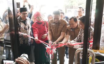 PERESMIAN Walikota Malang, Wakil Walikota Malang, Ketua DPRD Kota Malang bersama jajaran Bawaslu Kota Malang melakukan prosesi pengguntingan pita sebagai simbol peresmian kantor baru Bawaslu Kota Malang dalam rangka penguatan kelembagaan dan konsolidasi demokrasi.
