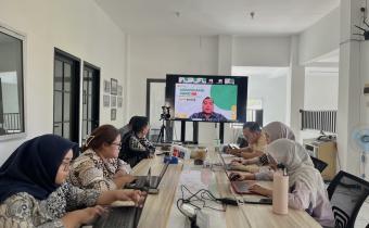 PARTISIPATIF Jajaran Bawaslu Kota Malang mengikuti kegiatan Diskusi Kamis Manis secara daring sebagai ruang refleksi dan penguatan pemahaman terhadap tindak pidana Pemilu dalam pelaksanaan tahapan demokrasi yang berintegritas.