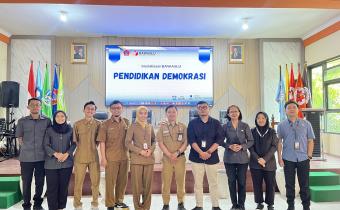 SINERGI Bawaslu Kota Malang bersama jajaran SMKN 10 Malang berfoto bersama usai pelaksanaan kegiatan Bawaslu Goes to School sebagai bentuk kolaborasi dalam penguatan pendidikan demokrasi bagi generasi muda.