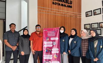 Mahasiswa MBKM Universitas Brawijaya serahkan banner Alur Pengaduan dan Penanganan Dugaan Kekerasan Seksual kepada M. Hasbi Ash Shiddiqy selaku Anggota Bawaslu Kota Malang (kemeja jingga).